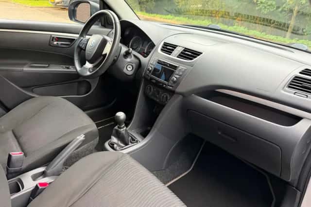 Suzuki Swift (2011) thumbnail 4