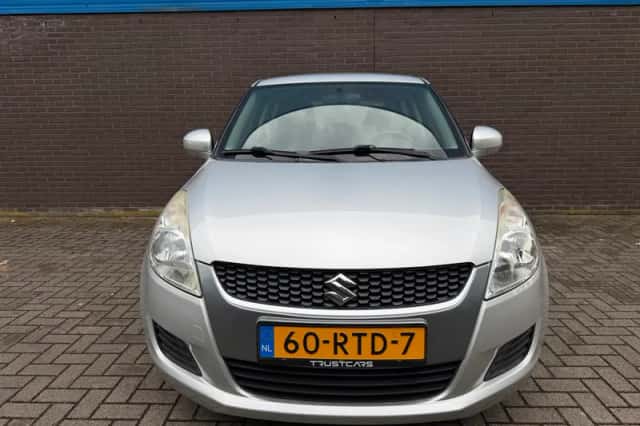 Suzuki Swift (2011) thumbnail 5