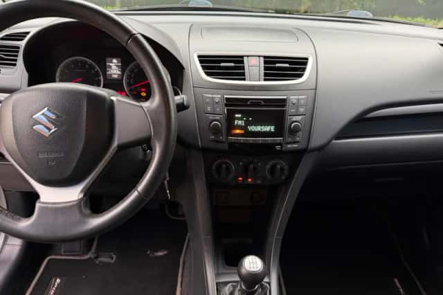 Suzuki Swift (2011) thumbnail 6