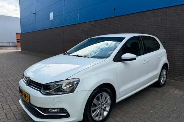 Volkswagen Polo (2015) thumbnail 1