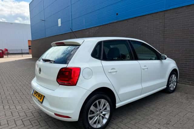 Volkswagen Polo (2015) thumbnail 3