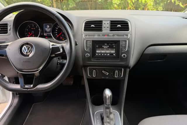 Volkswagen Polo (2015) thumbnail 6
