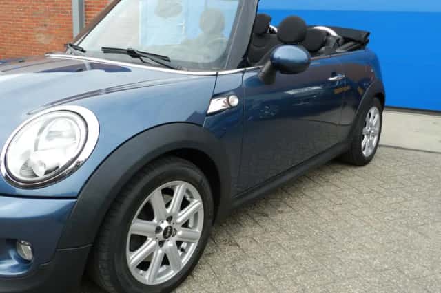 MINI Cabrio (2011) thumbnail 2