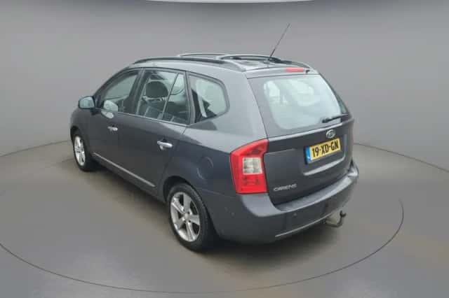 Kia Carens (2007) thumbnail 3