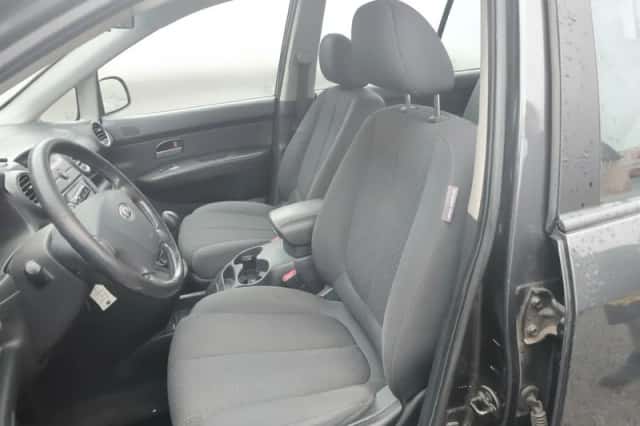 Kia Carens (2007) thumbnail 6