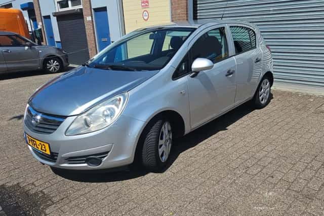 Opel Corsa (2010) thumbnail 2