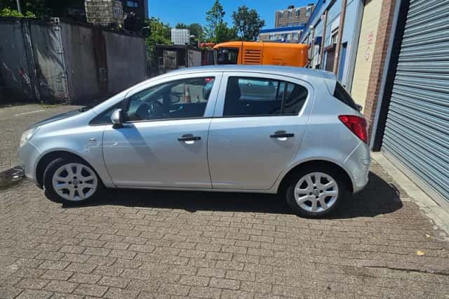 Opel Corsa (2010) thumbnail 3