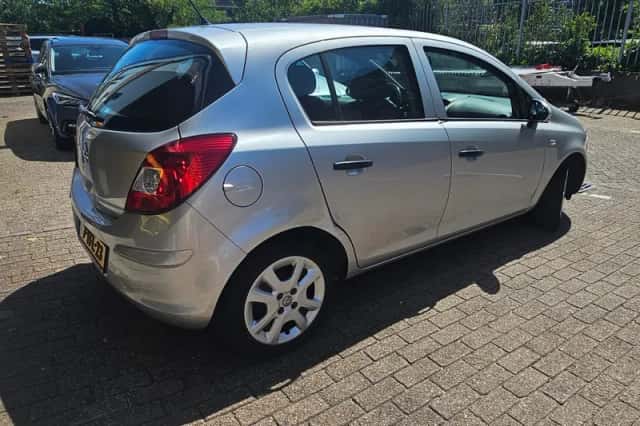 Opel Corsa (2010) thumbnail 5