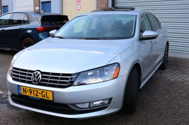 VW PASSAT (2015) thumbnail 3