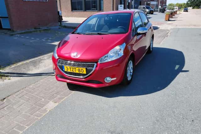 Peugeot 208 (2014) thumbnail 2
