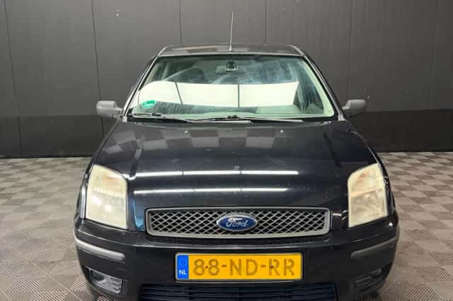 Ford Fusion (2003) thumbnail 2