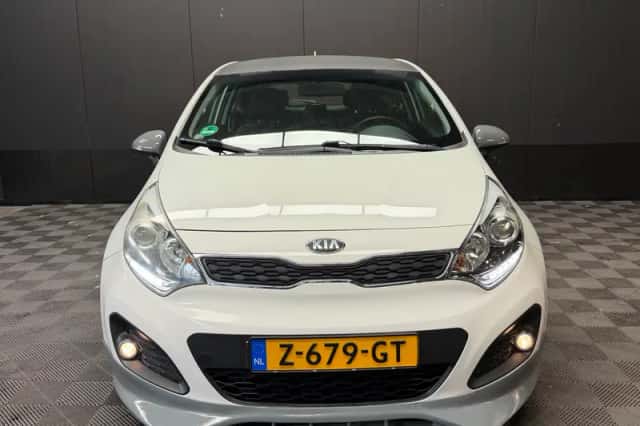 Kia Rio (2013) thumbnail 2