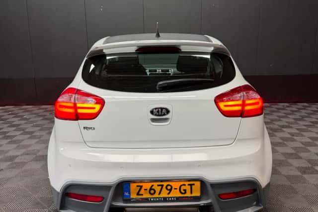 Kia Rio (2013) thumbnail 5