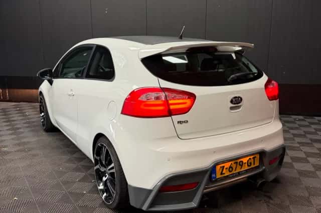 Kia Rio (2013) thumbnail 6