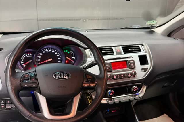 Kia Rio (2013) thumbnail 9