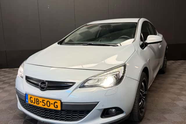 Opel Astra GTC (2012) thumbnail 3