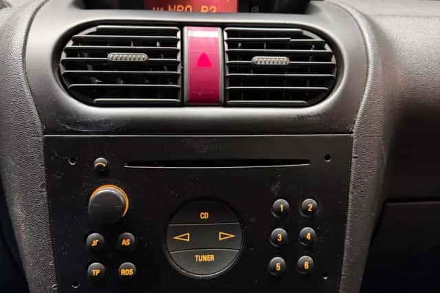 Opel Corsa (2003) thumbnail 12