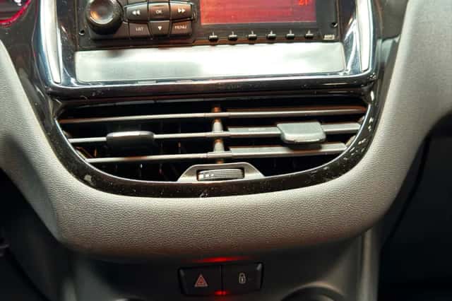 Peugeot 208 (2013) thumbnail 12