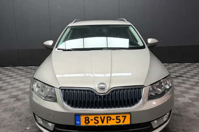 Škoda Octavia (2013) thumbnail 2