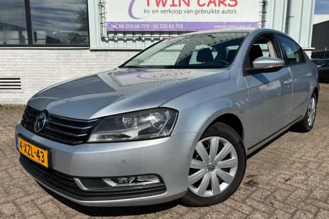 Volkswagen Passat (2011) thumbnail 2