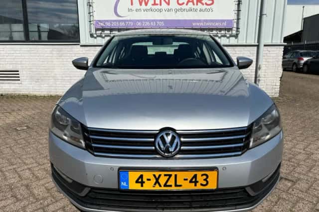 Volkswagen Passat (2011) thumbnail 3