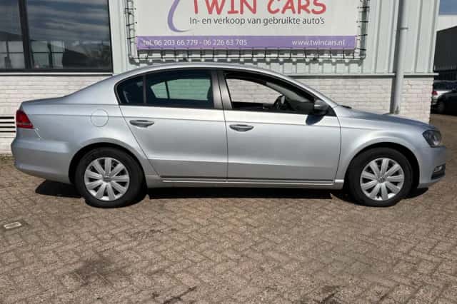 Volkswagen Passat (2011) thumbnail 4