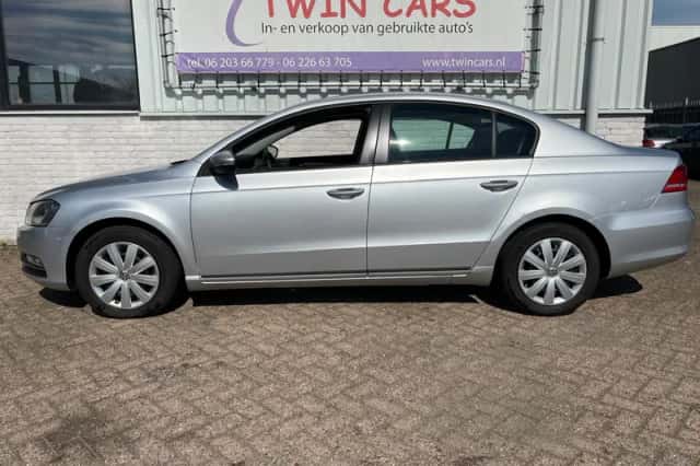Volkswagen Passat (2011) thumbnail 5