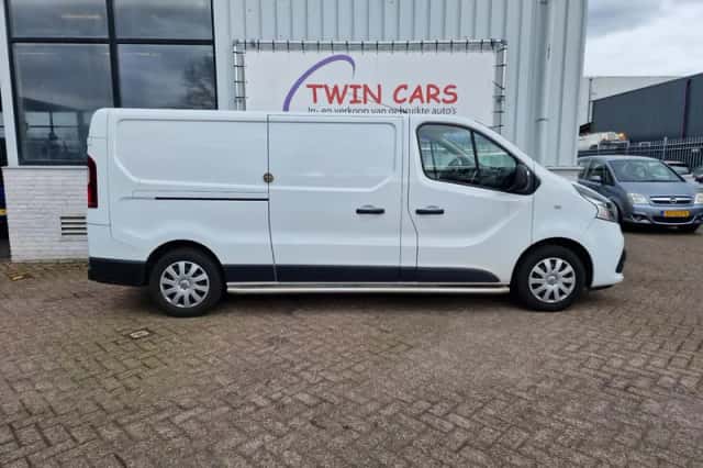 Renault Trafic (2016) thumbnail 5