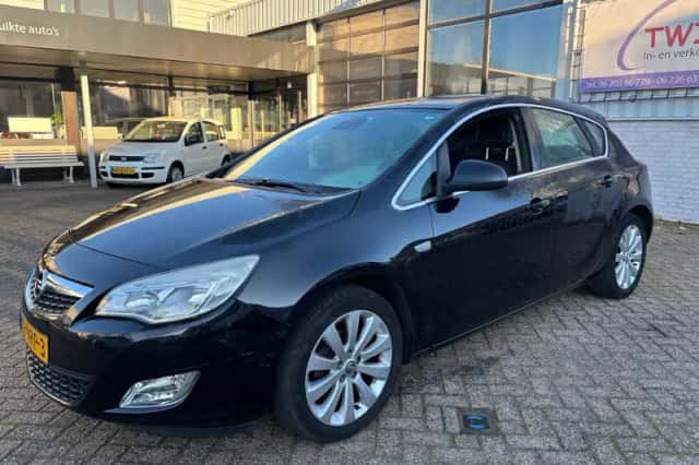Opel Astra (2010) thumbnail 2