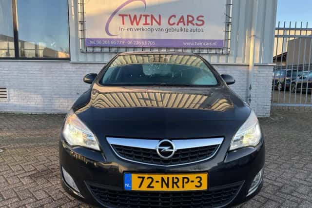 Opel Astra (2010) thumbnail 3