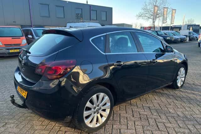 Opel Astra (2010) thumbnail 4