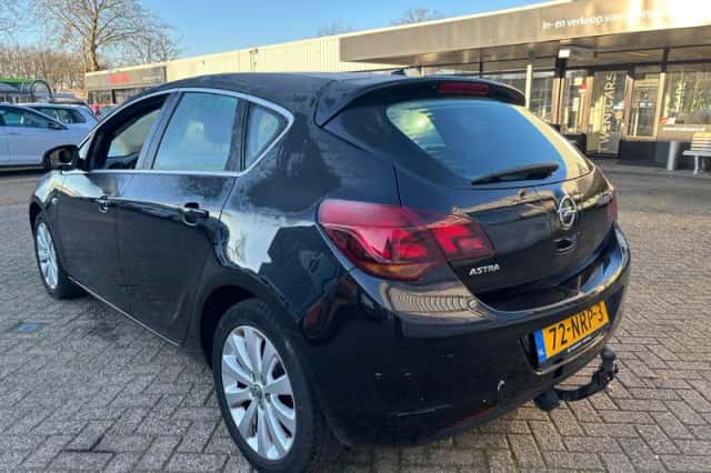 Opel Astra (2010) thumbnail 5
