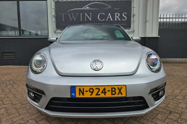 Volkswagen Beetle (2014) thumbnail 2