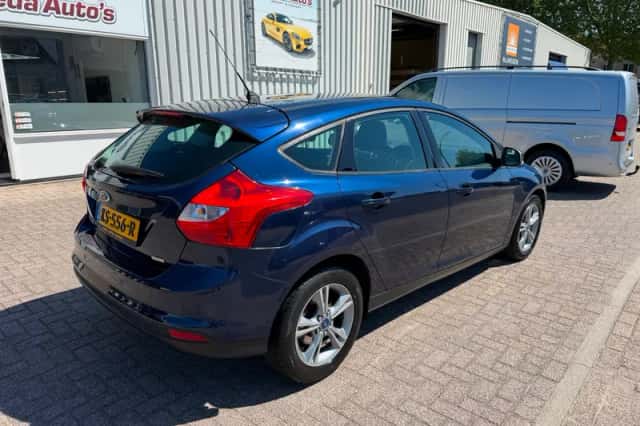 Ford Focus (2013) thumbnail 2