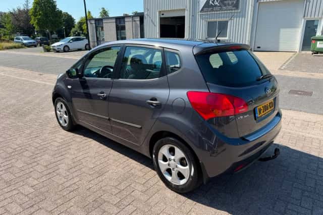 Kia Venga (2013) thumbnail 4