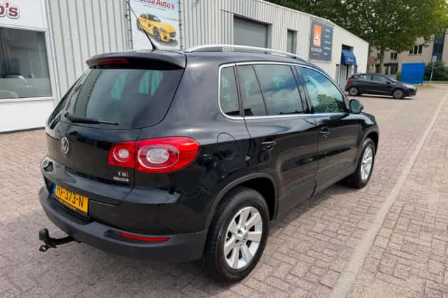 Volkswagen Tiguan (2011) thumbnail 2