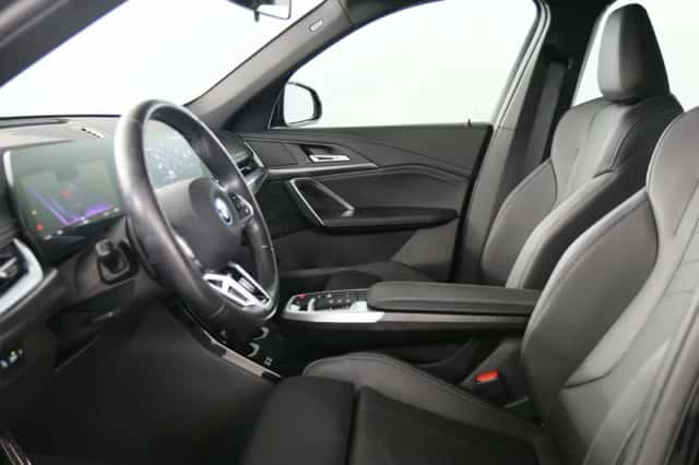 BMW iX1 (2023) thumbnail 3
