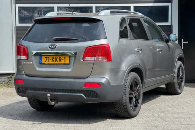 Kia Sorento (2010) thumbnail 4