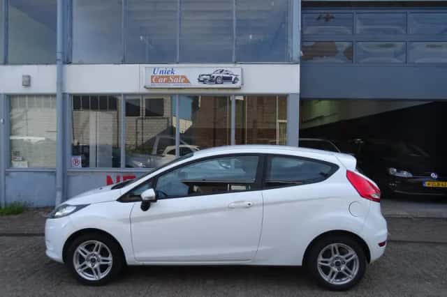 Ford Fiesta (2011) thumbnail 2