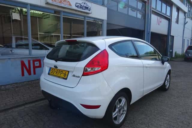 Ford Fiesta (2011) thumbnail 4