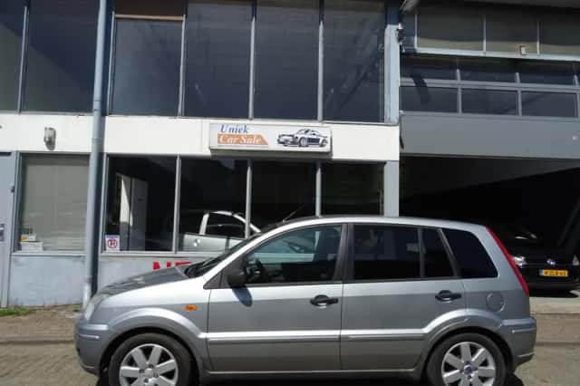 Ford Fusion (2004) thumbnail 2