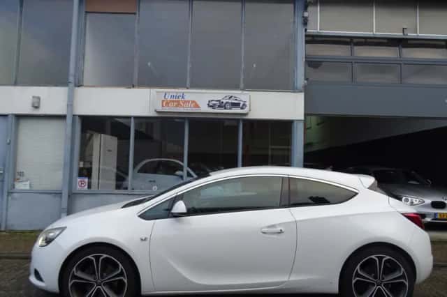 Opel Astra GTC (2012) thumbnail 2