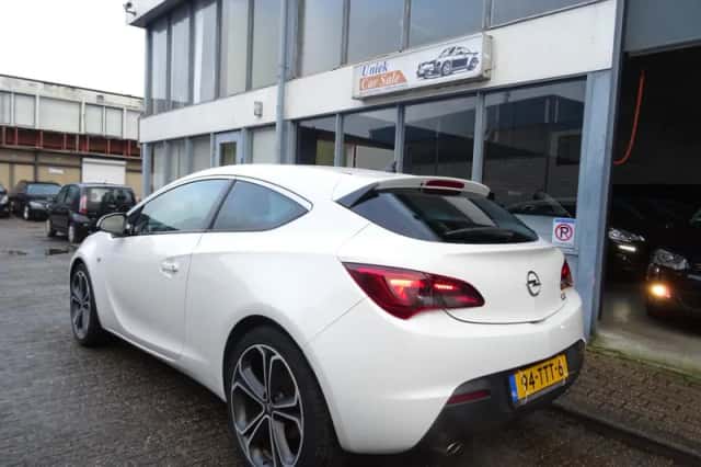 Opel Astra GTC (2012) thumbnail 3
