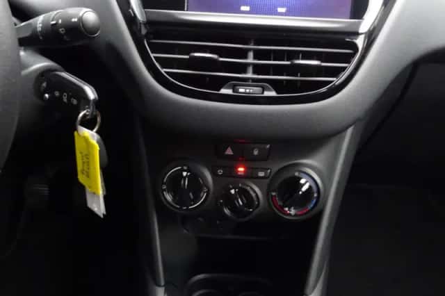 Peugeot 208 (2016) thumbnail 6