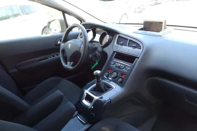 Peugeot 5008 (2010) thumbnail 4