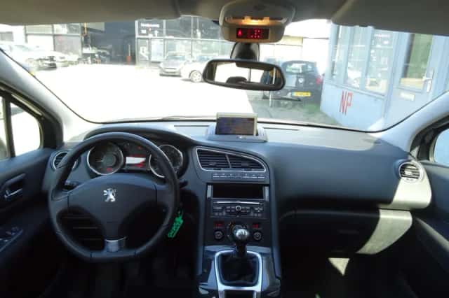 Peugeot 5008 (2010) thumbnail 5