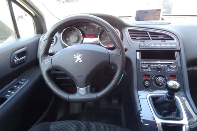 Peugeot 5008 (2010) thumbnail 6