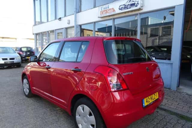 Suzuki Swift (2010) thumbnail 2