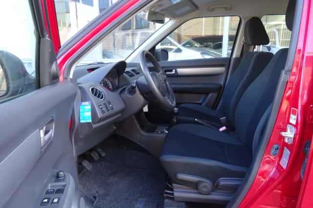 Suzuki Swift (2010) thumbnail 6