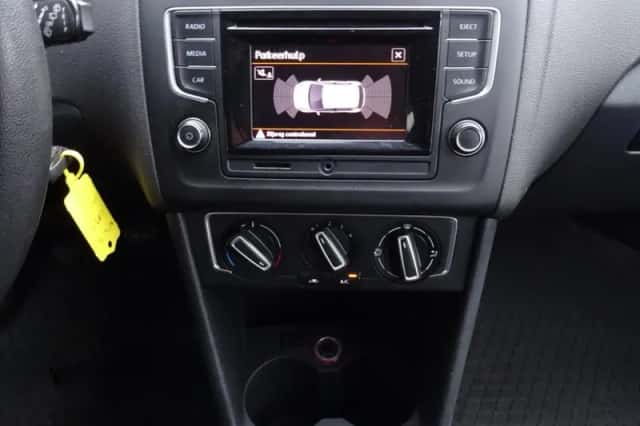 Volkswagen Polo (2015) thumbnail 6